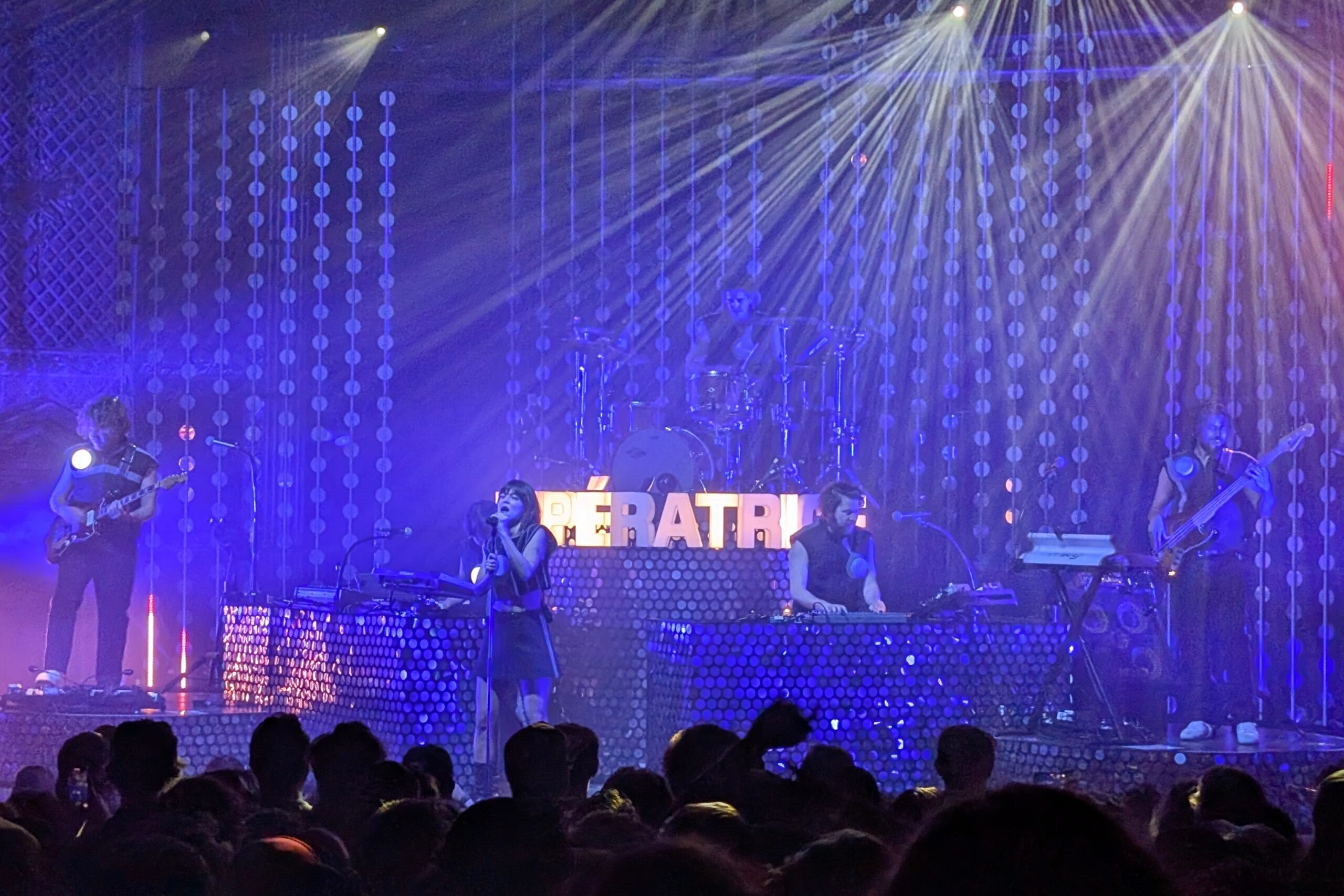 sắp sửa, L’imperatrice, and seasonal depression